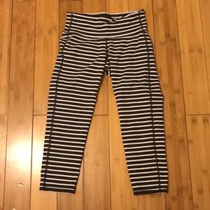 Black and white Athleta crop yoga pants